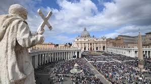 Cerca de 50 empleados amenazan al Vaticano con demanda sin precedentes