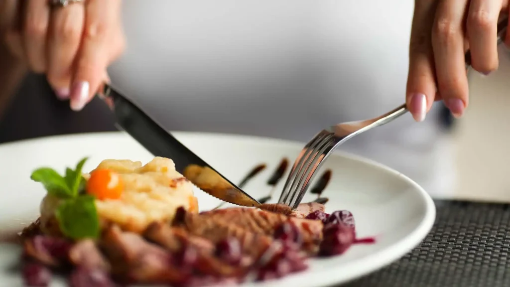 Comer carne à noite pode fazer mal?