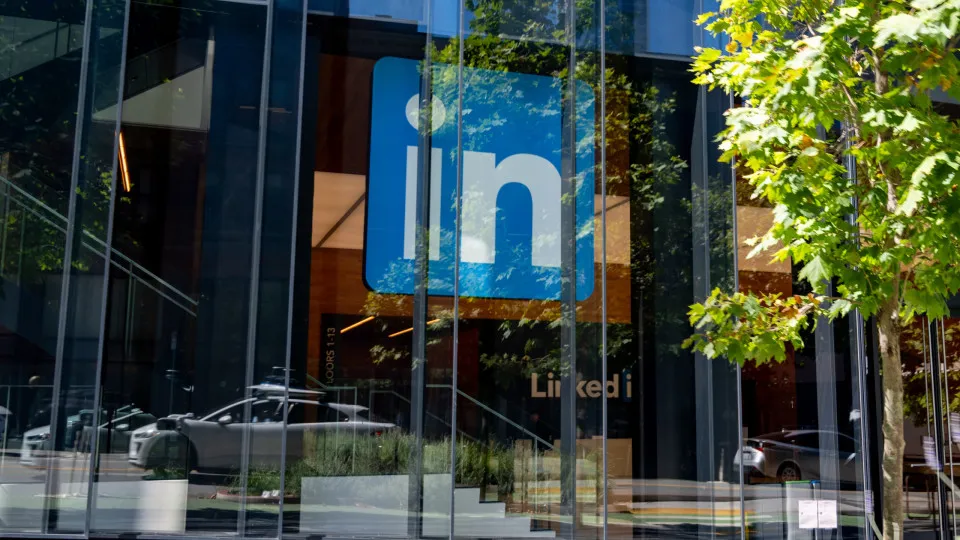 LinkedIn é acusado de espiar mensagens privadas para treinar IA