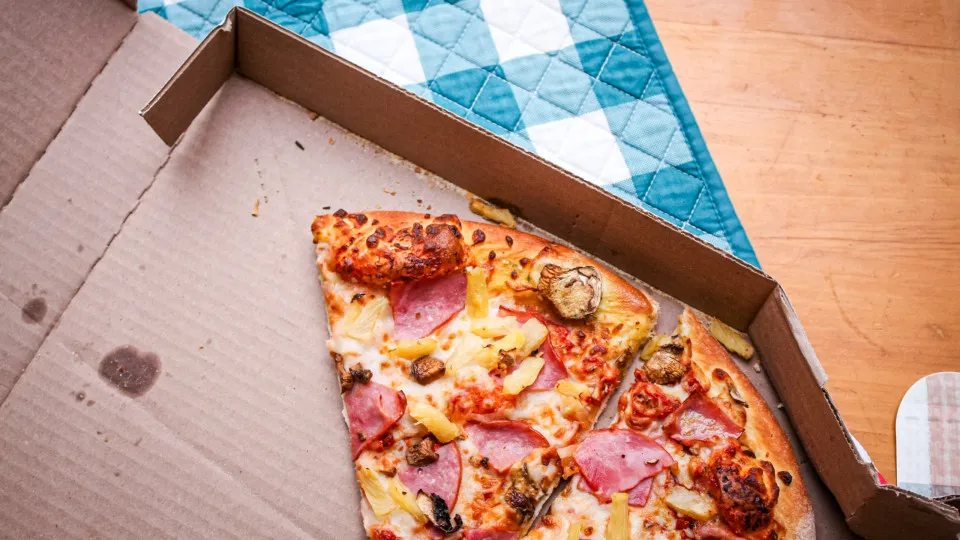 É seguro comer pizza do dia anterior? Tudo depende como foi guardada!