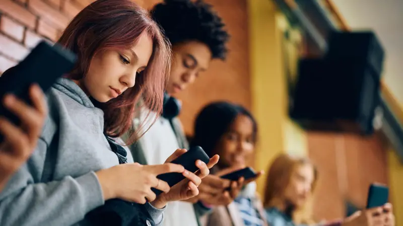 Proibir telefone nas escolas não melhora notas nem bem-estar, segundo pesquisa