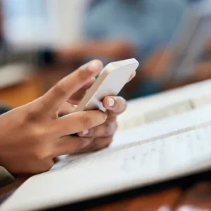 MEC lança guias sobre uso de celulares em ambiente escolar