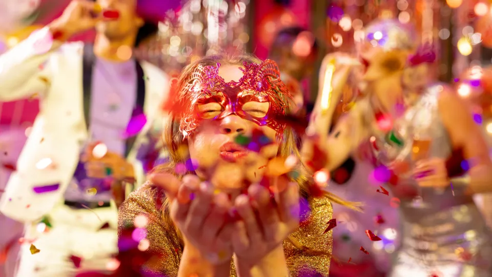 Doença do beijo: cuidados para curtir o carnaval sem riscos