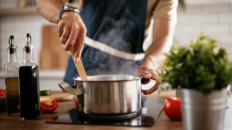 Chefs alertam para erros ao cozinhar que deixam os pratos menos saudáveis