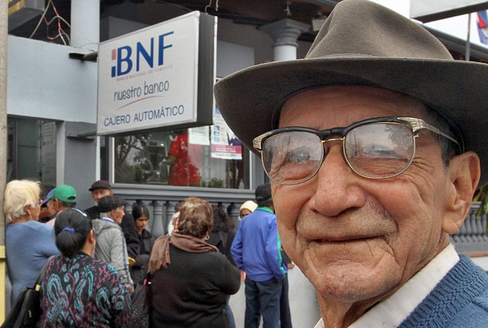 Jubilados y pensionados de la Caja Fiscal perciben este lunes sus haberes de febrero