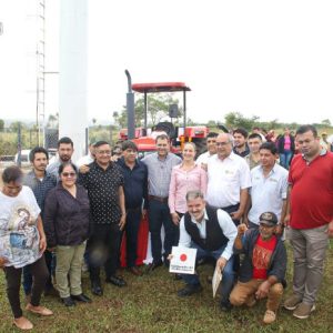 Equipos agrícolas y sistema de agua benefician a productores de Amambay