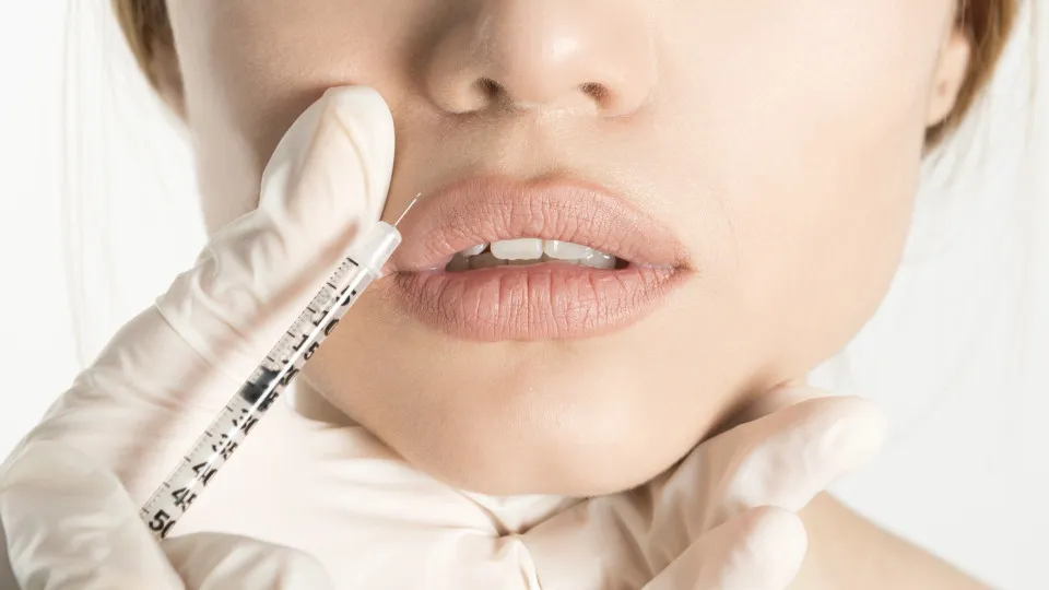 Anvisa alerta sobre risco de botulismo pelo uso inadequado de botox