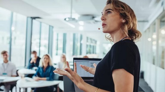 Por qué la capacidad de hablar en público es el factor diferencial definitivo en la era de la IA
