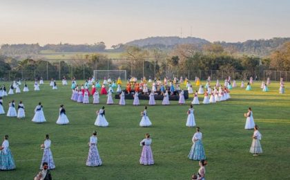 Las Paraguayas presenta Al compás de la Galopa con 300 bailarinas para homenajear al folclore