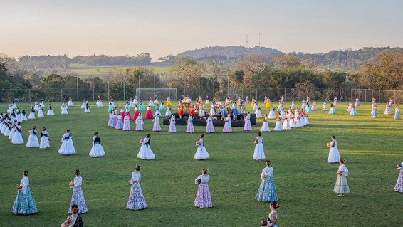 Las Paraguayas presenta Al compás de la Galopa con 300 bailarinas para homenajear al folclore