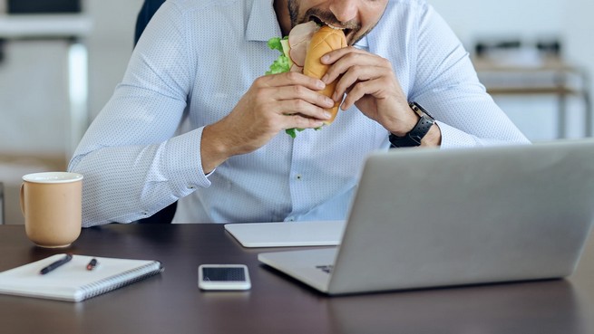 Ocho horas sentado: ¿Qué le pasa al cuerpo cuando somos sedentarios?