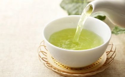 Chá verde substituindo café? Entenda efeitos de cada bebida no organismo