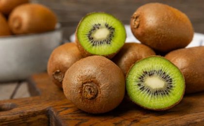 Comer kiwi com casca faz bem? Veja 5 benefícios que muita gente ignora