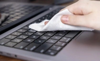 Como limpar o teclado do computador sem danificar as teclas e circuitos