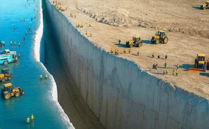 Lanzan 227 bloques de hormigón al mar para construir una megamuralla marítima: será el puerto automatizado más grande del mundo