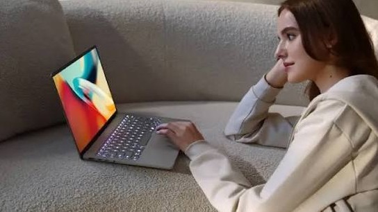 Google lança notebook com IA para competir com MacBooks; veja fotos e preço