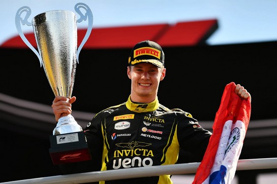 ¡La Tricolor ruge en lo más alto de Monza! Joshua Duerksen conquista la Sprint de F2