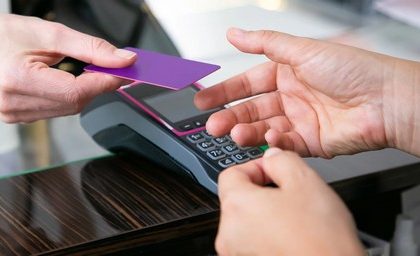 Los pagos con débito desplazan al crédito y ganan terreno en compras
