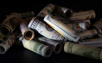 Dólar oscila em meio a ‘casadão’ do BC e cautela externa