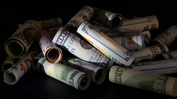 Dólar oscila em meio a ‘casadão’ do BC e cautela externa