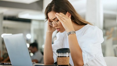 6 hábitos inofensivos que podem disfarçar «grandes níveis de ansiedade»