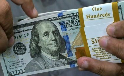 Dólar sobe e Bolsa recua com cautela global e cenário eleitoral brasileiro no radar