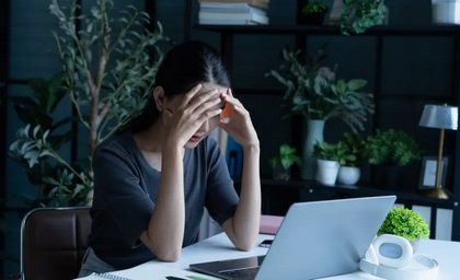 Dor de cabeça: 5 sinais de alerta que exigem atenção médica
