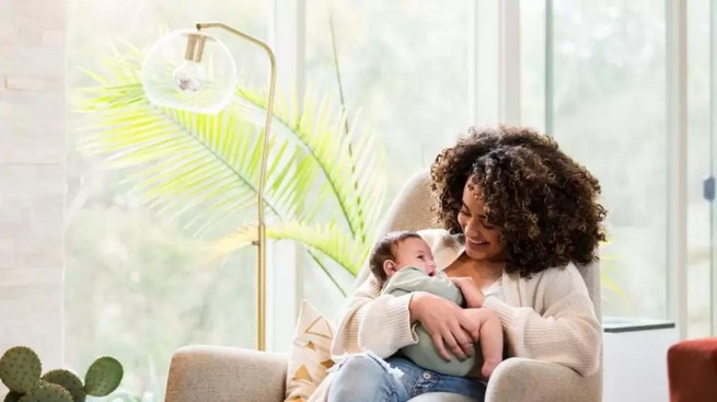 Las mujeres postergan la maternidad y el reloj biológico redefine sus opciones