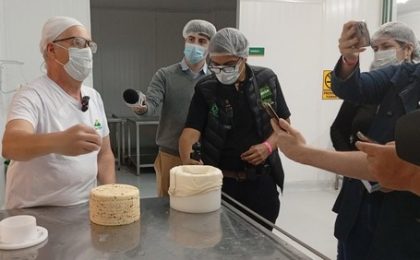 Periodistas conocieron cómo se realizan los premiados quesos de la Escuela Agrícola Cerrito