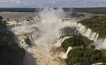 Crecida del río Iguazú obliga a cerrar la pasarela de las Cataratas