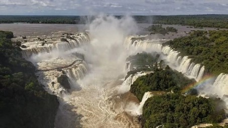 Crecida del río Iguazú obliga a cerrar la pasarela de las Cataratas