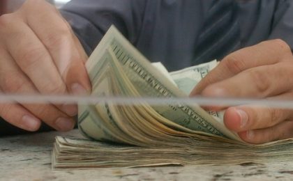 Dólar no encuentra piso y cae a G. 5.800 a la venta y a tan solo G. 5.650 a la compra