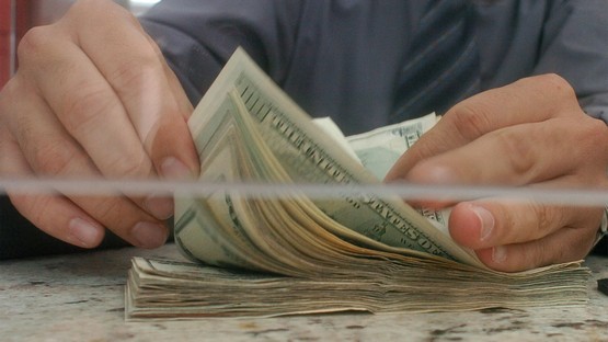 Dólar no encuentra piso y cae a G. 5.800 a la venta y a tan solo G. 5.650 a la compra