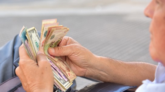 Dólar cierra otra semana a la baja