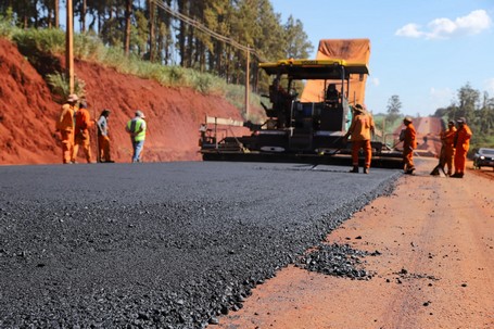 Paraguay puede sostener la inversión en obras públicas y cumplir la meta fiscal, afirma el BID