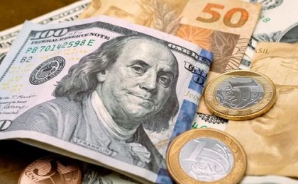 Dólar cai a R$ 4,98 e acumula perda de 4,44% na semana