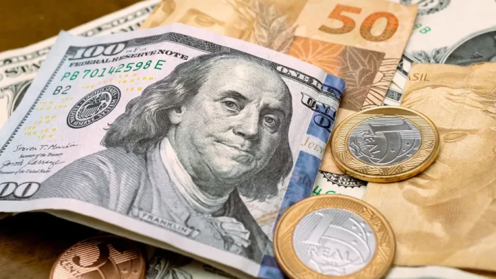 Dólar fecha abaixo de R$ 5 e recua 1,58% na semana