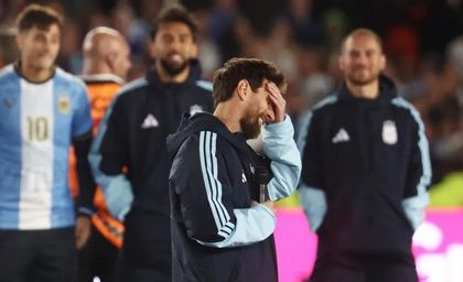 Messi dá adeus à Argentina sob lágrimas e festa no Monumental